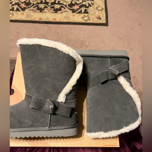 SOLD!!! 8 Koolaburra by UGG Arlena Short Boot Gray Side Bow - Picture 3 of 14